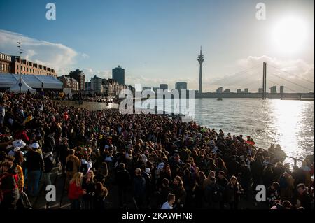 Am Nachmittag versammeln sich Hunderte von Jugendlichen am Rhein, um nach der Rosenmontagsparade am 12.. Februar 2018 in Düsseldorf den Karneval zu feiern. (Foto von Romy Arroyo Fernandez/NurPhoto) Stockfoto