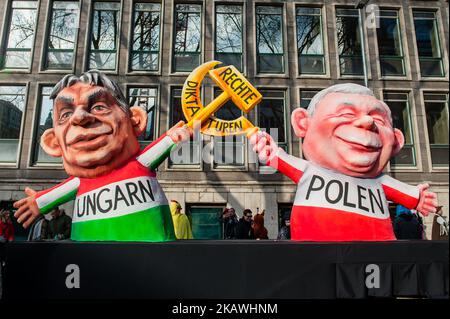 Ein Festwagen mit dem ungarischen Premierminister Viktor Orban (L) und dem polnischen Führer Jaroslaw Kaczynski (R) wird vor der jährlichen Parade am Rosenmontag am 12. Februar 2018 in Düsseldorf, Deutschland, gesehen. Die politische Satire ist ein traditioneller Eckpfeiler der jährlichen Paraden. Mehr als 30 Musikensembles und 5.000 Teilnehmer nehmen an der Prozession durch die Stadt Teil. Aufwendig gebaute und dekorierte Wagen adressieren kulturelle und politische Themen und können satirisch, witzig und sogar kontrovers sein. Die politisch thematisierten Floats des Satirikers Jacques Tilly sind weltweit berühmt. (Foto von Romy Arroyo Fern Stockfoto