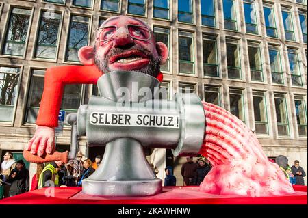 Ein Festwagen mit Martin Schulz ist vor der jährlichen Rose Monday Parade am 12. Februar 2018 in Düsseldorf zu sehen. Die politische Satire ist ein traditioneller Eckpfeiler der jährlichen Paraden. Mehr als 30 Musikensembles und 5.000 Teilnehmer nehmen an der Prozession durch die Stadt Teil. Aufwendig gebaute und dekorierte Wagen adressieren kulturelle und politische Themen und können satirisch, witzig und sogar kontrovers sein. Die politisch thematisierten Floats des Satirikers Jacques Tilly sind weltweit berühmt. (Foto von Romy Arroyo Fernandez/NurPhoto) Stockfoto