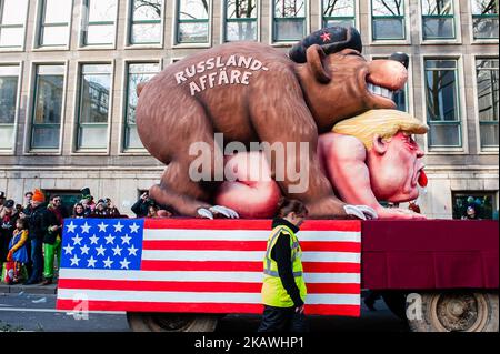 Ein Festwagen mit US-Präsident Donald Trump und einem russischen Bären wird während der jährlichen Rose Monday Parade am 12. Februar 2018 in Düsseldorf, Deutschland, gesehen. Die politische Satire ist ein traditioneller Eckpfeiler der jährlichen Paraden. Mehr als 30 Musikensembles und 5.000 Teilnehmer nehmen an der Prozession durch die Stadt Teil. Aufwendig gebaute und dekorierte Wagen adressieren kulturelle und politische Themen und können satirisch, witzig und sogar kontrovers sein. Die politisch thematisierten Floats des Satirikers Jacques Tilly sind weltweit berühmt. (Foto von Romy Arroyo Fernandez/NurPhoto) Stockfoto