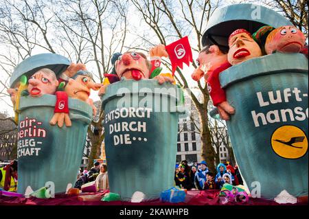 Bei der jährlichen Rose Monday Parade am 12. Februar 2018 in Düsseldorf wird ein Festwagen mit der Situation zwischen Air Berlin und Lufthansa gezeigt. Lufthansa übernahm nach dem Bankrott von Air Berlin einen großen Teil der früheren Strecken und Flugzeuge von Air Berlin. Die politische Satire ist ein traditioneller Eckpfeiler der jährlichen Paraden. Mehr als 30 Musikensembles und 5.000 Teilnehmer nehmen an der Prozession durch die Stadt Teil. Aufwendig gebaute und dekorierte Wagen adressieren kulturelle und politische Themen und können satirisch, witzig und sogar kontrovers sein. Die politisch thematisierten Schwimmer des Satiristen Stockfoto