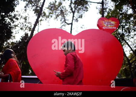 Ein Ehepaar aus Bangladesch in einem Park, um am 14. Februar 2018 in Dhaka den valentinstag zu feiern. Der Valentinstag, auch Valentinstag oder Valentinstag genannt, wird jährlich am 14. Februar gefeiert. Der Valentinstag, der als westchristlicher Feiertag zu Ehren eines oder zweier früher Heiliger namens Valentinus entstanden ist, wird in vielen Regionen der Welt als ein bedeutendes kulturelles, religiöses und kommerzielles Fest der Romantik und romantischen Liebe anerkannt, obwohl er in keinem Land ein Feiertag ist. (Foto von Mehedi Hasan/NurPhoto) Stockfoto