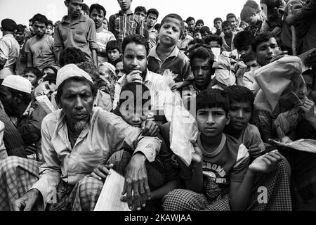 Rohingya-Flüchtlinge warten auf Nahrungsmittelhilfe von einer lokalen NGO im Flüchtlingslager Balukhali in der Nähe von Cox's Bazar, Bangladesch, 22. November 2017. (Foto von Szymon Barylski/NurPhoto) Stockfoto