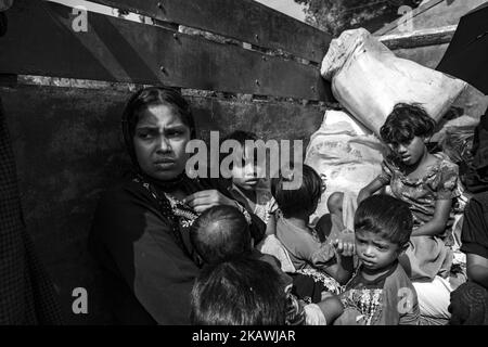 Neu eingetroffenen Rohingya-Flüchtlinge sitzen auf dem Lastwagen, der sie nach dem Überqueren der Grenze zwischen Bangladesch und Myanmar in einem Hilfszentrum in der Region Teknaf, Bangladesch, 23. November 2017, in das Flüchtlingslager bringt (Foto: Szymon Barylski/NurPhoto) Stockfoto