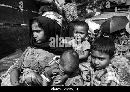 Neu eingetroffenen Rohingya-Flüchtlinge sitzen auf dem Lastwagen, der sie nach dem Überqueren der Grenze zwischen Bangladesch und Myanmar in einem Hilfszentrum in der Region Teknaf, Bangladesch, 23. November 2017, in das Flüchtlingslager bringt (Foto: Szymon Barylski/NurPhoto) Stockfoto