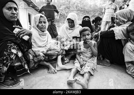 Rohingya-Flüchtlinge warten auf Nahrungsmittelhilfe von einer lokalen NGO im Flüchtlingslager in der Nähe von Palongkali in der Nähe von Cox's Bazar, Bangladesch, 22. November 2017. (Foto von Szymon Barylski/NurPhoto) Stockfoto