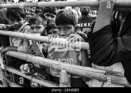 Rohingya-Flüchtlinge warten auf Nahrungsmittelhilfe von einer lokalen NGO im Flüchtlingslager Balukhali in der Nähe von Cox's Bazar, Bangladesch, 22. November 2017. (Foto von Szymon Barylski/NurPhoto) Stockfoto