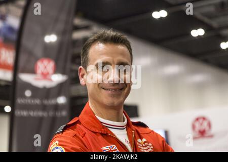 Adam Collins, Leiter der RAF Red Arrows Squadron, mit Aston Martin 10 im Excel Exhibition Centre in London während der London Classic Car Show am 15. Februar 2018 (Foto: Dominika Zarzycka/NurPhoto) Stockfoto