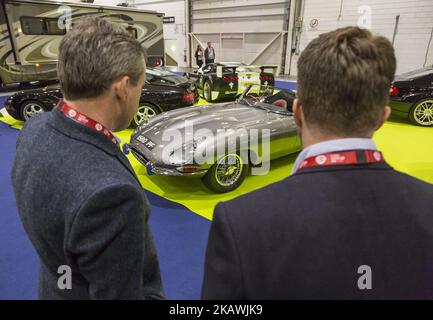 Während der London Classic Car Show am 15. Februar 2018 laufen die Besucher entlang des Hall of Excel Exhibition Centre in London. Die Ausstellung von mehr als 700 Oldtimern ist 2018 für Besucher bereit. (Foto von Dominika Zarzycka/NurPhoto) Stockfoto