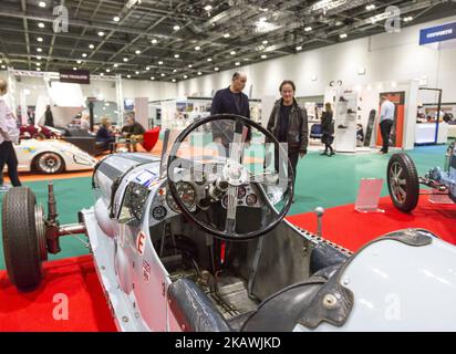 Während der London Classic Car Show am 15. Februar 2018 laufen die Besucher entlang des Hall of Excel Exhibition Centre in London. Die Ausstellung von mehr als 700 Oldtimern ist 2018 für Besucher bereit. (Foto von Dominika Zarzycka/NurPhoto) Stockfoto