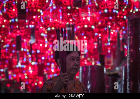 Indonesier chinesischer Abstammung betet am Donnerstag, dem 15. Februar 2018, um das chinesische Mondjahr im Amurva Bhumi Tempel in Jakarta, Indonesien, mit Weihrauch und Joss Sticks für Glück. Das chinesische Mondneujahr, auch Frühlingsfest genannt, fällt am 16. Februar 2018, dem ersten Tag des Jahres des Hundes. (Foto von Afriadi Hikmal/NurPhoto) Stockfoto