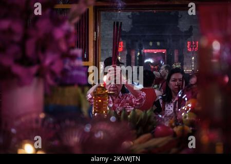 Indonesier chinesischer Abstammung betet am Donnerstag, dem 15. Februar 2018, um das chinesische Mondjahr im Amurva Bhumi Tempel in Jakarta, Indonesien, mit Weihrauch und Joss Sticks für Glück. Das chinesische Mondneujahr, auch Frühlingsfest genannt, fällt am 16. Februar 2018, dem ersten Tag des Jahres des Hundes. (Foto von Afriadi Hikmal/NurPhoto) Stockfoto