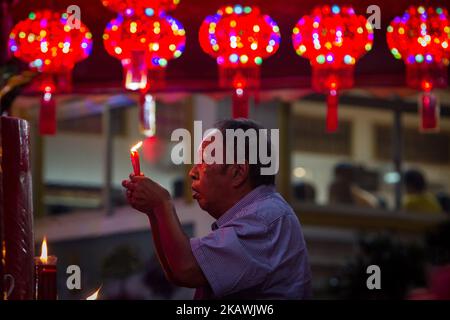 Indonesier chinesischer Abstammung betet am Donnerstag, dem 15. Februar 2018, um das chinesische Mondjahr im Amurva Bhumi Tempel in Jakarta, Indonesien, mit Weihrauch und Joss Sticks für Glück. Das chinesische Mondneujahr, auch Frühlingsfest genannt, fällt am 16. Februar 2018, dem ersten Tag des Jahres des Hundes. (Foto von Afriadi Hikmal/NurPhoto) Stockfoto