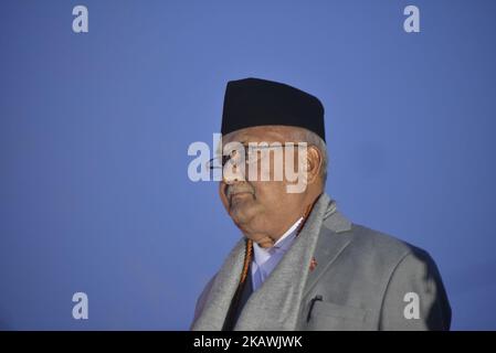 Ein Porträt des neugewählten Premierministers von Nepal, KP Sharma Oli, während er am Donnerstag, den 15. Februar 2018, in Lainchaur, Kathmandu, Nepal, die Märtyrer in Ehren brachte. Der Vorsitzende der CPN-UML, KP Sharma Oli, wurde 41. zum Premierminister Nepals gewählt. Dies ist das zweite Mal, dass Oli zum Premierminister gewählt wurde. Am 11. Oktober 2015 wurde er zum ersten Mal zum Premierminister gewählt. (Foto von Narayan Maharjan/NurPhoto) Stockfoto