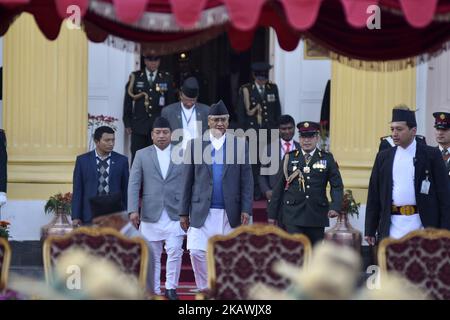 Die Vizepräsidentin von Nepal, Nanda Bahadur Pun, und der scheidende Premierminister Sher Bahadur Deuba, treffen am Donnerstag, den 15. Februar 2018, im Sheetal Niwas, Kathmandu, Nepal, ein. Der Vorsitzende der CPN-UML, KP Sharma Oli, wurde 41. zum Premierminister Nepals gewählt. Dies ist das zweite Mal, dass Oli zum Premierminister gewählt wurde. Am 11. Oktober 2015 wurde er zum ersten Mal zum Premierminister gewählt. (Foto von Narayan Maharjan/NurPhoto) Stockfoto