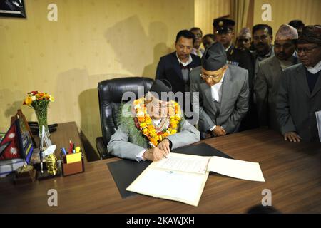 Nepals neu gewählter Premierminister KP Sharma unterzeichnet am Donnerstag, dem 15. Februar 2018, an seinem ersten Tag im Amt des Premierministers in Singh Durbar, Kathmandu, Nepal. Der Vorsitzende der CPN-UML, KP Sharma Oli, wurde 41. zum Premierminister Nepals gewählt. Dies ist das zweite Mal, dass Oli zum Premierminister gewählt wurde. Am 11. Oktober 2015 wurde er zum ersten Mal zum Premierminister gewählt. (Foto von Narayan Maharjan/NurPhoto) Stockfoto