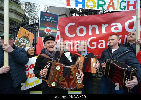 Vor dem Leinster House in Dublin protestieren Menschen aus hauptsächlich irischsprachigem Tory Island gegen die Entscheidung der Regierung, einen Auftrag für eine "neue Fähre" zu vergeben - die Königin von Aran, die 1976 erbaut wurde und die nördlich der Küste von Donegal liegt. Am Mittwoch, Den 14. Februar 2018, Dublin, Irland. (Foto von Artur Widak/NurPhoto) Stockfoto