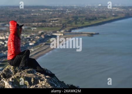 Ein Tourist genießt einen allgemeinen Blick auf den Strand von Bray und die Kostenlinie vom Bray Head. Am Donnerstag, Den 15. Februar 2018, Dublin, Irland. (Foto von Artur Widak/NurPhoto) Stockfoto