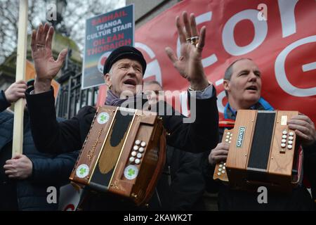 Menschen aus hauptsächlich irischsprachiger Tory Island, angeführt vom König von Tory Patsy Dan Rodgers (links), protestieren vor dem Leinster House in Dublin gegen die Entscheidung der Regierung, einen Vertrag für eine „neue Fähre“ - die Königin von Aran, Erbaut im Jahr 1976 und ausgewählt, um die Insel nördlich der Küste von Donegal zu warten. Am Mittwoch, Den 14. Februar 2018, Dublin, Irland. (Foto von Artur Widak/NurPhoto) Stockfoto