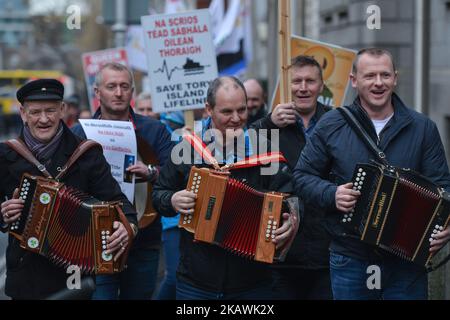 Vor dem Leinster House in Dublin protestieren Menschen aus hauptsächlich irischsprachigem Tory Island gegen die Entscheidung der Regierung, einen Auftrag für eine "neue Fähre" zu vergeben - die Königin von Aran, die 1976 erbaut wurde und die nördlich der Küste von Donegal liegt. Am Mittwoch, Den 14. Februar 2018, Dublin, Irland. (Foto von Artur Widak/NurPhoto) Stockfoto