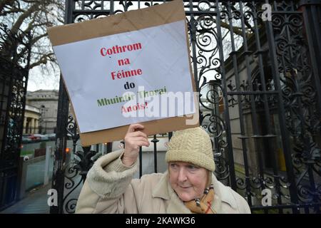 Vor dem Leinster House in Dublin protestieren Menschen aus hauptsächlich irischsprachigem Tory Island gegen die Entscheidung der Regierung, einen Auftrag für eine "neue Fähre" zu vergeben - die Königin von Aran, die 1976 erbaut wurde und die nördlich der Küste von Donegal liegt. Am Mittwoch, Den 14. Februar 2018, Dublin, Irland. (Foto von Artur Widak/NurPhoto) Stockfoto