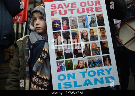 Der siebenjährige Padraig Carroll protestiert neben anderen Personen aus hauptsächlich irischsprachigen Tory Island vor dem Leinster House in Dublin gegen die Entscheidung der Regierung, einen Vertrag für eine „neue Fähre“ - die Königin von Aran, Erbaut im Jahr 1976 und ausgewählt, um die Insel nördlich der Küste von Donegal zu warten. Am Mittwoch, Den 14. Februar 2018, Dublin, Irland. (Foto von Artur Widak/NurPhoto) Stockfoto