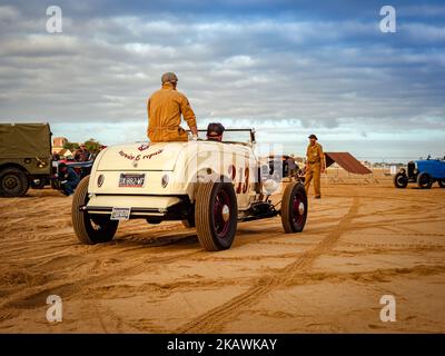 Ouistreham, Frankreich, September 2021. Alte Autos an den Stränden von Ouistreham, einer alten Ford-Fahrt aus Kalifornien, ein Service-Auto Stockfoto