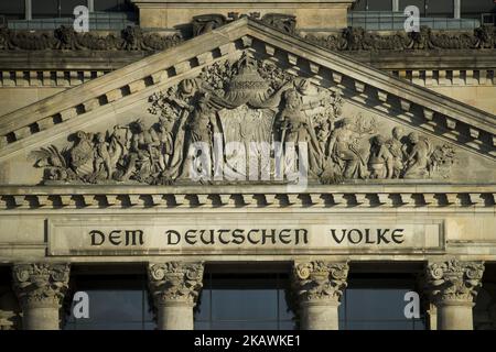 Die Inschrift auf dem Reichstagsgebäude mit der Aufschrift „an das deutsche Volk“ ist am 16. Februar 2018 in Berlin abgebildet. (Foto von Emmanuele Contini/NurPhoto) Stockfoto