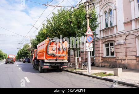 Rjasan, Russland - 12. Juli 2022: Straßenreinigungsmaschine auf der Straße der Stadt. Kommunale Kfz-Ausrüstung. Fahrzeug zum Bewässern von Asphalt, Reinigung Stockfoto