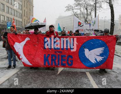 Unter den Organisatoren demonstrierten am 17. Februar 2018 mehr als 4000 Personen gegen die Münchner Sicherheitskonferenz in München. Der Protest blieb völlig friedlich, aber die Polizei verhaftete mindestens 5 Demonstranten, weil sie Flaggen der YPG oder YPJ trugen. Unter den Verhafteten befand sich der Wissenschaftler Kerem Schamberger. (Foto von Alexander Pohl/NurPhoto) Stockfoto