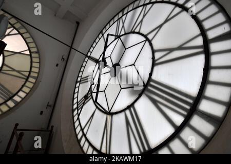 Ein Mitarbeiter steigt am 18. Februar 2018 im Bahnhof Luz in São Paulo auf eine Leiter, um eine riesige Uhr zu überprüfen. Die Sommerzeit endet am Sonntag (18) um 0:00 UHR, wobei die Uhren in allen Bundesstaaten im Süd-, Südost- und Mittleren Westen sowie im Bundesbezirk um eine Stunde verzögert werden müssen. Die erste Schätzung des Ministry of Mines and Energy bestand darin, mit Sommerzeit 147,5 Millionen US-Dollar einzusparen. (Foto von Cris FAGA/NurPhoto) Stockfoto