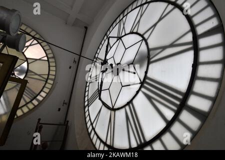 Ein Mitarbeiter steigt am 18. Februar 2018 im Bahnhof Luz in São Paulo auf eine Leiter, um eine riesige Uhr zu überprüfen. Die Sommerzeit endet am Sonntag (18) um 0:00 UHR, wobei die Uhren in allen Bundesstaaten im Süd-, Südost- und Mittleren Westen sowie im Bundesbezirk um eine Stunde verzögert werden müssen. Die erste Schätzung des Ministry of Mines and Energy bestand darin, mit Sommerzeit 147,5 Millionen US-Dollar einzusparen. (Foto von Cris FAGA/NurPhoto) Stockfoto