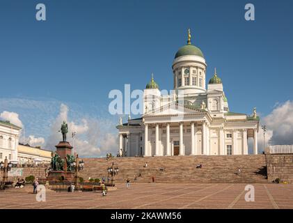 Helsinki, Finnland - 19. Juli 2022: Statue des russischen Zaren Alexander II. Auf dem Senatsplatz, Sockel mit Kombinationen anderer Skulpturen, auf der Seite Stockfoto