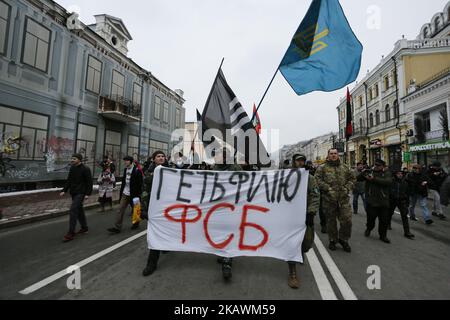 Rechtsgerichtete Aktivisten während ihrer Kundgebung in Kiew, Ukraine, 18. Februar 2018. Anhänger und Aktivisten ukrainischer Nationalisten protestieren gegen die russische Aggression in der Ukraine. (Aufschrift auf dem Banner Down with the FSB Department). (Foto von Oleg Pereverzev/NurPhoto) Stockfoto