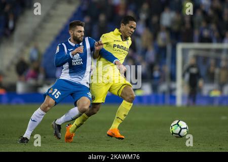 09 Bacca aus Kolumbien vom FC Villarreal verteidigt von 15 David Lopez aus Spanien von RCD Espanyol während des La Liga-Spiels zwischen RCD Espanyol und Villarreal CF am 18. Februar 2018 im RCD-Stadion in Barcelona. (Foto von Xavier Bonilla/NurPhoto) Stockfoto