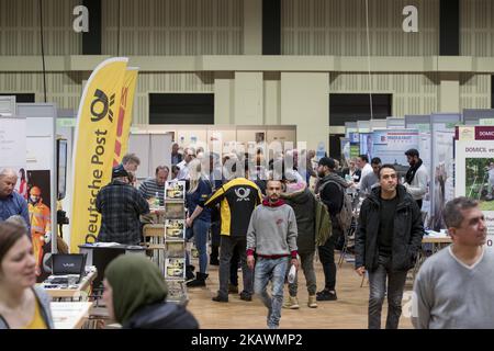 Menschen besuchen am 20. Februar 2018 eine Jobmesse für Flüchtlinge und Migranten in Berlin, Deutschland. Mit über 200 Ausstellern und rund 3000 Stellenangeboten ist die Messe die größte dieser Art in Europa und findet zum dritten Mal im Hotel Estrel in Berlin Neukölln statt. (Foto von Emmanuele Contini/NurPhoto) Stockfoto