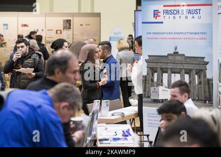 Menschen besuchen am 20. Februar 2018 eine Jobmesse für Flüchtlinge und Migranten in Berlin, Deutschland. Mit über 200 Ausstellern und rund 3000 Stellenangeboten ist die Messe die größte dieser Art in Europa und findet zum dritten Mal im Hotel Estrel in Berlin Neukölln statt. (Foto von Emmanuele Contini/NurPhoto) Stockfoto