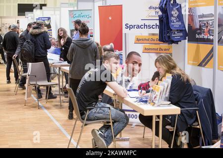 Menschen besuchen am 20. Februar 2018 eine Jobmesse für Flüchtlinge und Migranten in Berlin, Deutschland. Mit über 200 Ausstellern und rund 3000 Stellenangeboten ist die Messe die größte dieser Art in Europa und findet zum dritten Mal im Hotel Estrel in Berlin Neukölln statt. (Foto von Emmanuele Contini/NurPhoto) Stockfoto