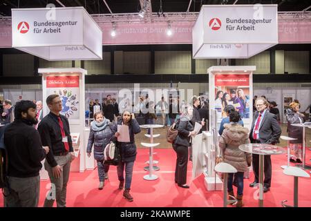 Menschen besuchen am 20. Februar 2018 eine Jobmesse für Flüchtlinge und Migranten in Berlin, Deutschland. Mit über 200 Ausstellern und rund 3000 Stellenangeboten ist die Messe die größte dieser Art in Europa und findet zum dritten Mal im Hotel Estrel in Berlin Neukölln statt. (Foto von Emmanuele Contini/NurPhoto) Stockfoto