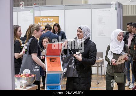 Menschen besuchen am 20. Februar 2018 eine Jobmesse für Flüchtlinge und Migranten in Berlin, Deutschland. Mit über 200 Ausstellern und rund 3000 Stellenangeboten ist die Messe die größte dieser Art in Europa und findet zum dritten Mal im Hotel Estrel in Berlin Neukölln statt. (Foto von Emmanuele Contini/NurPhoto) Stockfoto