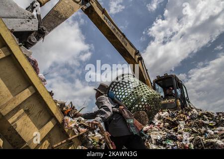 Cipeucang-South Tangerang Wast Landfüllung mit einer Gesamtfläche von 1,7 Hektar erhielt am 21. Februar 2018 in Serpong, Bante, Indonesien, täglich insgesamt 250 Tonnen Müll. Unter dem Chef des Betreibers Herrn PATAIN SETIAWAN, der gut läuft, produziert der Ort auch metan-Gas, das für oever 20 Häuser in der Nähe des Gebiets zum Kochen verwendet werden kann. Die Abfallbewirtschaftung in Indonesien ist sehr wichtig und muss ernsthaft in die Tat umgesetzt werden. (Foto von Donal Husni/NurPhoto) Stockfoto