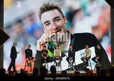 Pier Bergonzi (links), ein italienischer Journalist und stellvertretender Direktor von La Gazzetta dello Sport, stellt Elia Viviani, Mark Cavendish, Rui Costa, Alejandro Valverde, Fabio Aru und Tom Dumoulin während der Teampräsentation und der Eröffnungsfeier der Abu Dhabi Tour 2018 im Viceroy Hotel vor. Am Dienstag, den 20. Februar 2018, im Viceroy Hotel, Abu Dhabi, Vereinigte Arabische Emirate. (Foto von Artur Widak/NurPhoto) Stockfoto