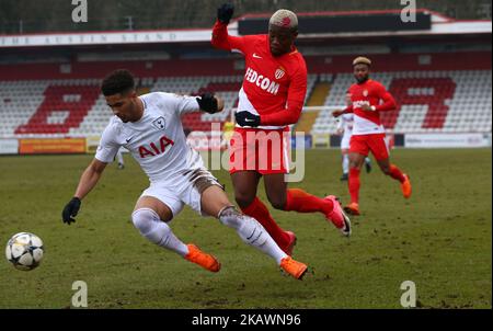 L-R Yannis N'Gakoutouyapende von AS Monaco U19s und Keanan Bennetts von Tottenham Hotspur U19s während der UEFA Youth League - Runde 16 - Spiel zwischen Tottenham Hotspur U19s und AS Monaco U19s im Lamex Stadium, Stevenage, 21. Februar 2018 (Foto: Kieran Galvin/NurPhoto) Stockfoto