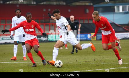 L-R Ibrahima Diallo von AS Monaco U19s, Keanan Bennetts von Tottenham Hotspur U19s und Mehdi Zerkane von AS Monaco U19s während der UEFA Youth League - Runde 16 - Spiel zwischen Tottenham Hotspur U19s und AS Monaco U19s im Lamex Stadium, Stevenage, 21. Februar 2018 (Foto: Kieran Galvin/NurPhoto) Stockfoto