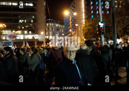 Demonstranten werden am 21. Februar 2018 bei einer Demonstration gegen Online-Auktionen von abgeschottet Immobilien in Athen, Griechenland, gesehen. Eine Kundgebung gegen Online-Auktionen von abgeschotteten Immobilien wurde in Zentral-Athen von der Kommunistischen Partei Griechenlands (KKE) angeschlossenen Gewerkschaften abgehalten. (Foto von Gerasimos Koilakos/NurPhoto) Stockfoto