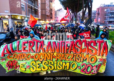 März zum Gedenken an Valerio Verbano in Rom, Italien, am Donnerstag, den 22. Februar 2018. Valerio Verbano war ein italienischer linker Aktivist, der am 22. Februar 1980 unter unsicheren Umständen von drei nicht identifizierten Mördern in seinem Haus ermordet wurde, und zwar in einem, wie man glaubt, politischen Mord. Bis heute ist keine richterliche Wahrheit festgestellt worden. (Foto von Michele Spatari/NurPhoto) Stockfoto