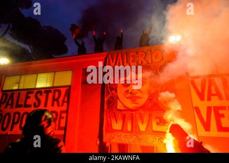 März zum Gedenken an Valerio Verbano in Rom, Italien, am Donnerstag, den 22. Februar 2018. Valerio Verbano war ein italienischer linker Aktivist, der am 22. Februar 1980 unter unsicheren Umständen von drei nicht identifizierten Mördern in seinem Haus ermordet wurde, und zwar in einem, wie man glaubt, politischen Mord. Bis heute ist keine richterliche Wahrheit festgestellt worden. (Foto von Michele Spatari/NurPhoto) Stockfoto