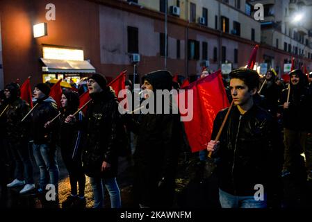 März zum Gedenken an Valerio Verbano in Rom, Italien, am Donnerstag, den 22. Februar 2018. Valerio Verbano war ein italienischer linker Aktivist, der am 22. Februar 1980 unter unsicheren Umständen von drei nicht identifizierten Mördern in seinem Haus ermordet wurde, und zwar in einem, wie man glaubt, politischen Mord. Bis heute ist keine richterliche Wahrheit festgestellt worden. (Foto von Michele Spatari/NurPhoto) Stockfoto