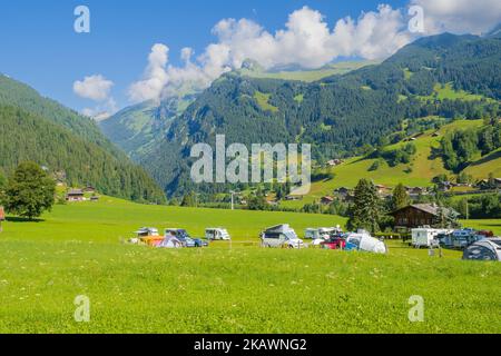 06.07.2022 Grindlwald, Schweiz. Campingplatz auf einer Almwiese im Grindlewald schweiz Stockfoto