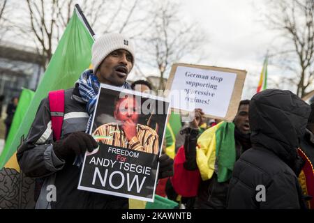 Äthiopische Expats protestieren am 22. Februar 2018 vor dem Bundeskanzleramt in Berlin gegen ihre Regierung. Die Demonstranten demonstrieren gegen das Regime in Äthiopien und gegen die Zusammenarbeit der Europäischen Union mit der deutschen Regierung. Die Regierung Äthiopiens erklärte am 16. Februar 2018 nach dem Rücktritt von Premierminister Hailemariam Desalegn den sechsmonatigen Ausnahmezustand. (Foto von Emmanuele Contini/NurPhoto) Stockfoto